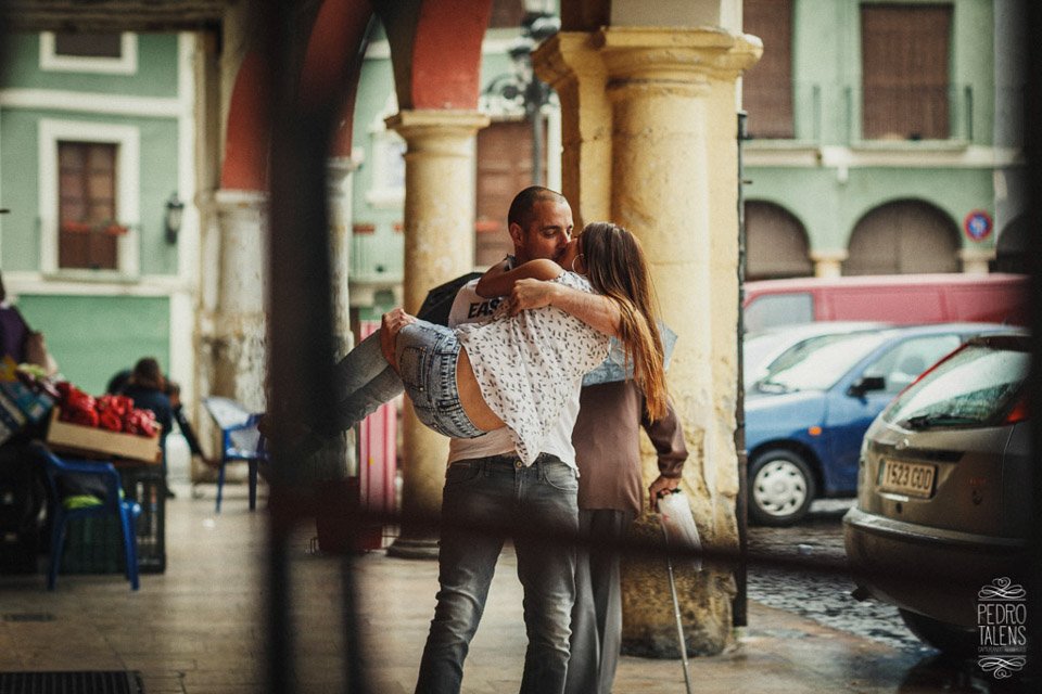 Sesión de fotos preboda de una pareja en la plaza del mercat de Xàtiva