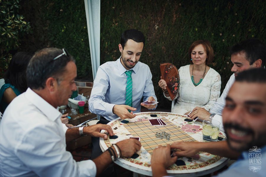 Los invitados de la boda se divierten jugando a cartas