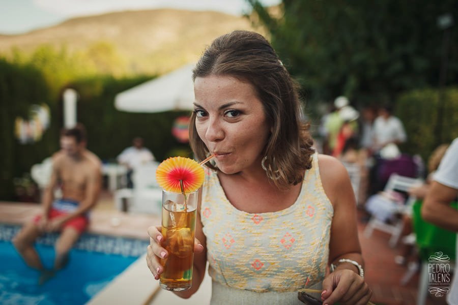 La hermana de la novia tomando un cocktail
